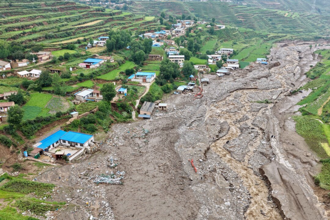 china-flash-floods-kill-at-least-10-people-in-gansu-province,-33-missing
