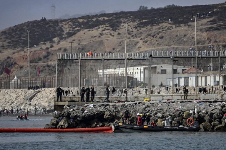 spain-installs-floating-barrier-to-block-illegal-sea-crossings-into-ceuta