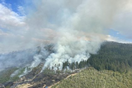 lakeside-homes-destroyed,-evacuations-expanded-as-bc-wildfires-surge