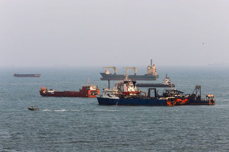 as-us–iran-hormuz-stalemate-lingers,-shipping-companies-face-worsening-dilemma