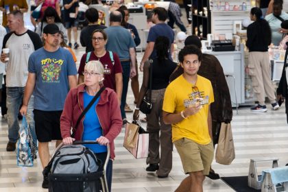 us-consumer-sentiment-sinks-in-august-after-2-month-rebound:-umich