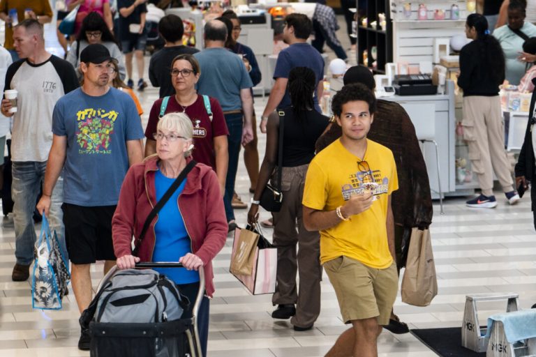 us-consumer-sentiment-sinks-in-august-after-2-month-rebound:-umich