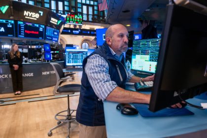 wall-street-review:-s&p-500-hits-record-high-as-inflation-cools,-earnings-stay-strong