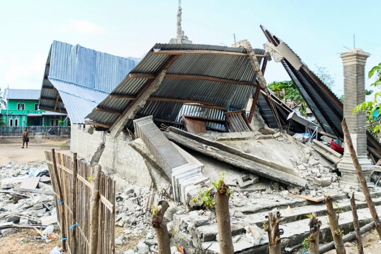 thousands-evacuate-after-indonesia-quake-kills-53,-aftershocks-hamper-rescue-efforts