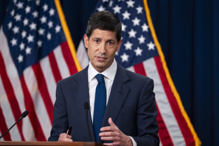 fed-officials-say-rate-hike-necessary-if-inflation-doesn’t-cool,-minutes-show
