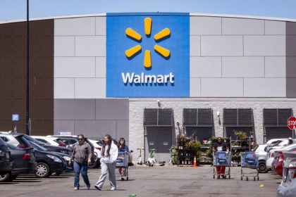 walmart-posts-slowing-us-sales-growth,-but-raises-outlook-on-tariff-refunds