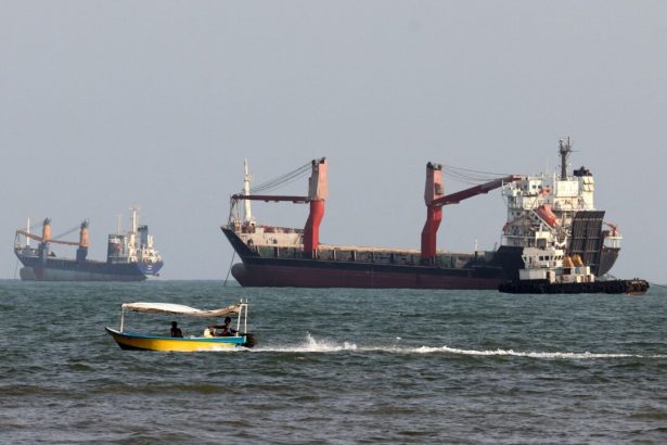us,-iran-dig-in-on-positions-during-strait-stand-off