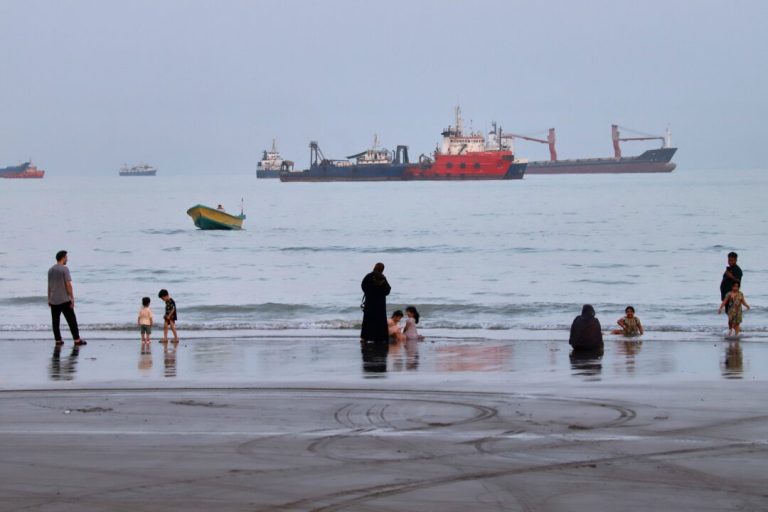 iran,-oman-propose-‘temporary-navigational-corridor’-for-strait-of-hormuz