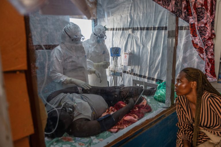 ottawa-extends-ebola-travel-restrictions-for-another-month
