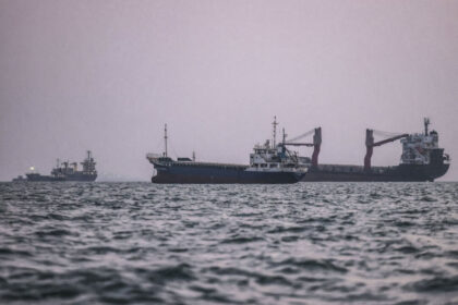 hostile-action-is-still-likely-for-ships-traveling-the-strait-of-hormuz,-group-warns