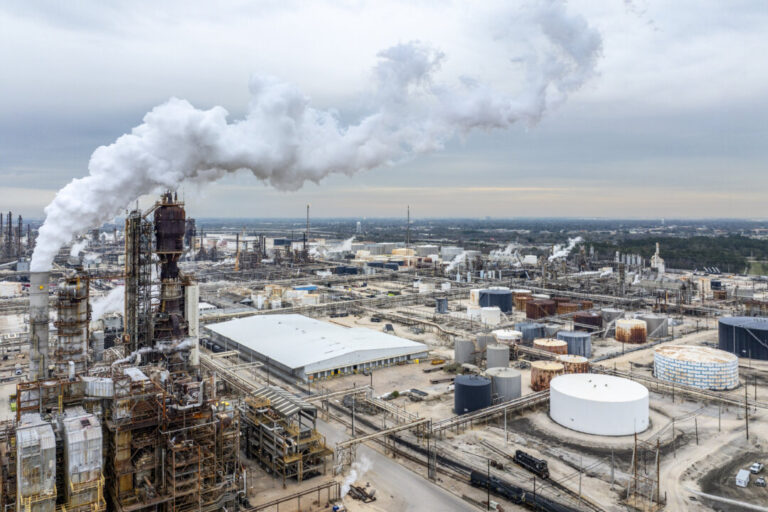 refinery-outages-pushing-up-gas-prices-more-than-cost-of-crude-oil,-fed-says