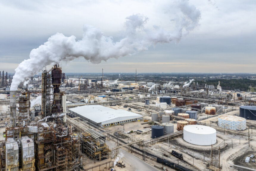 refinery-outages-pushing-up-gas-prices-more-than-cost-of-crude-oil,-fed-says