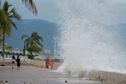 hurricane-simon-pounds-resorts-and-vulnerable-towns-along-mexico’s-pacific-coast