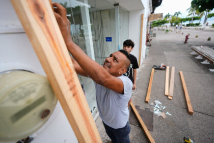 puerto-vallarta-boards-up-as-hurricane-simon-hits-category-4-strength