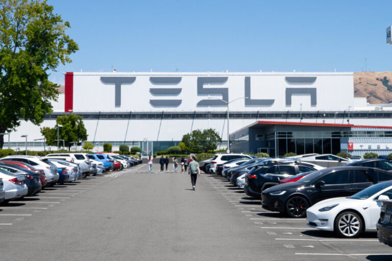tesla-debuts-flying-car