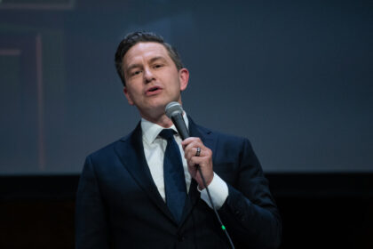 poilievre’s-conservatives-launch-nationwide-campaign-against-ev-mandate