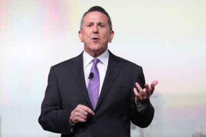 target-names-new-ceo,-tops-forecasts-despite-sales-decline