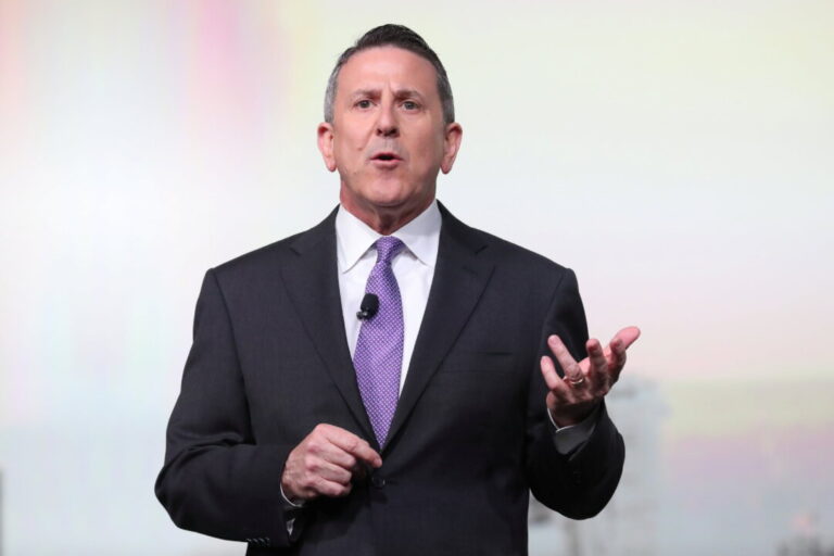 target-names-new-ceo,-tops-forecasts-despite-sales-decline