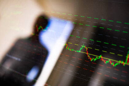 potential-fed-rate-cuts,-policy-driven-investments-raise-bubble-concerns