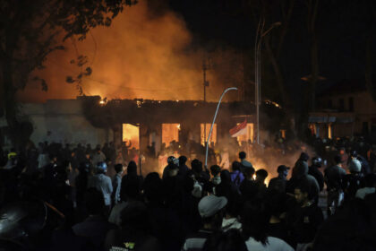 at-least-3-dead-after-mob-sets-fire-to-indonesian-regional-parliament-building
