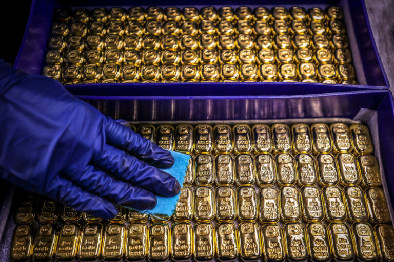 gold-hits-all-time-high-amid-rate-cut-expectations