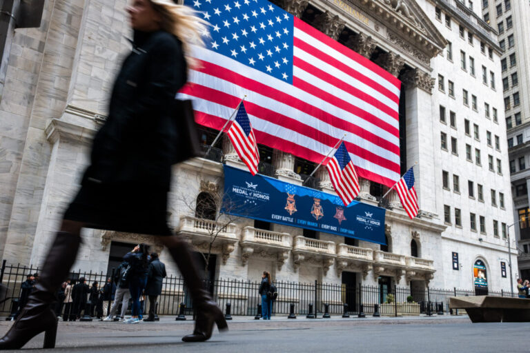 tariff-income-uncertainty-sends-us-stocks-lower,-yields-higher