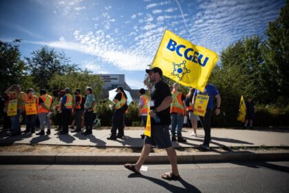 bc-public-service-staff-launch-picket-lines-after-strike-deadline-expires