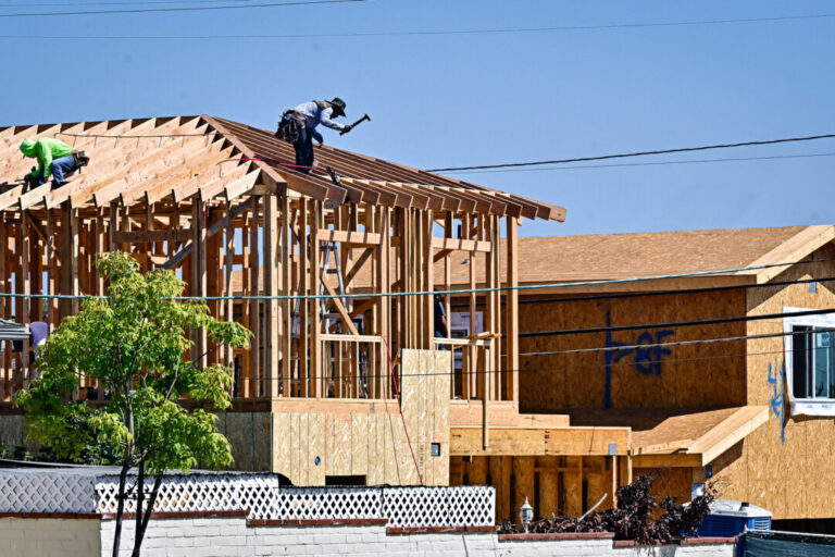 us-construction-spending-in-july-extends-decline