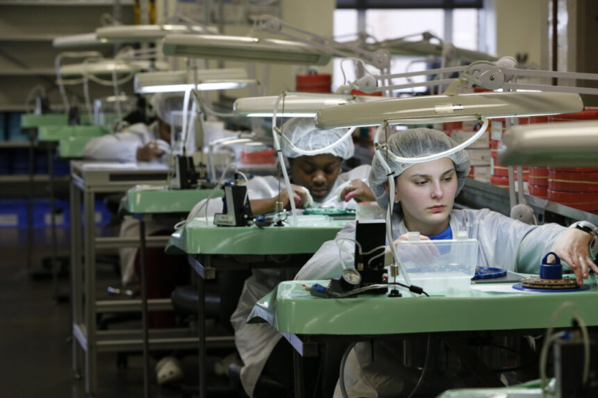 us-core-factory-orders-rise,-signaling-firmer-business-investment