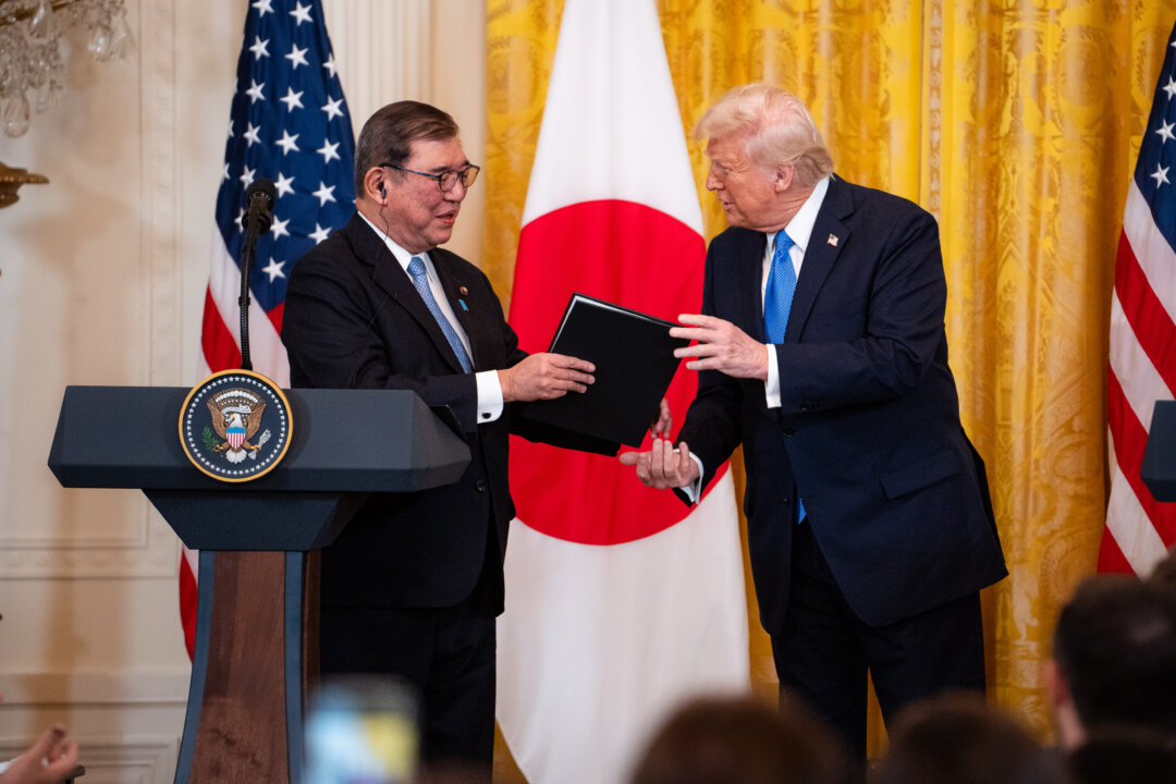trump-signs-order-implementing-trade-deal-with-japan