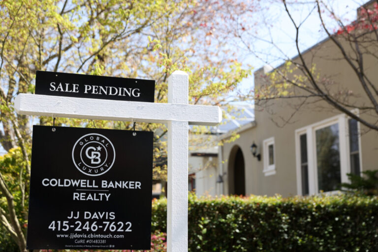 us-mortgage-rates-tumble-to-11-month-low