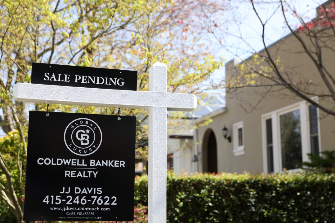 us-mortgage-rates-tumble-to-11-month-low