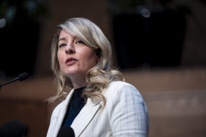 ottawa-won’t-scrap-ev-mandate,-wants-increased-imports,-domestic-production:-industry-minister