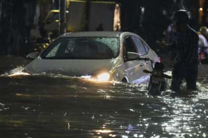 over-120,000-evacuated-from-central-pakistan-as-floods-leave-survivors-in-scorching-heat