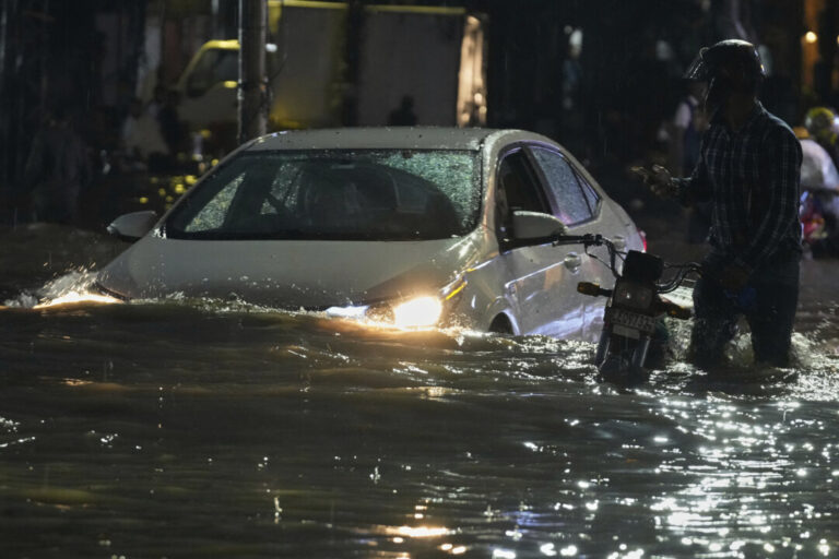 over-120,000-evacuated-from-central-pakistan-as-floods-leave-survivors-in-scorching-heat