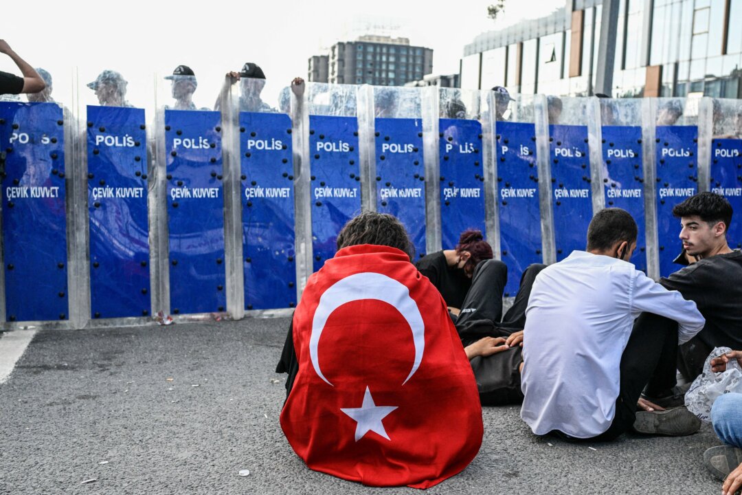police,-protesters-clash-in-istanbul-amid-suppression-of-main-opposition-party