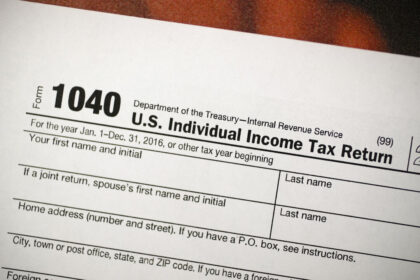america’s-median-household-income-rises-slightly,-poverty-rate-declines