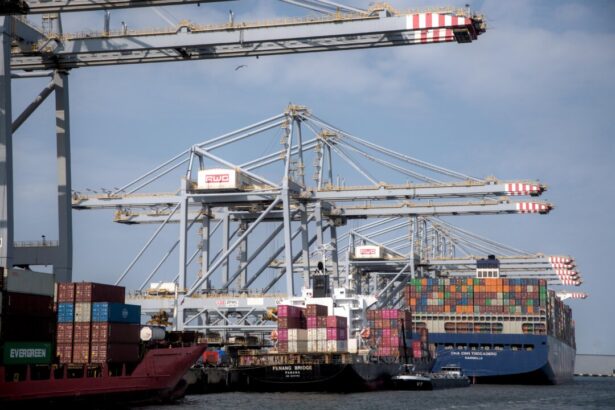 trump-presses-eu-to-target-china,-india-with-up-to-100-percent-tariffs-over-russia-ties