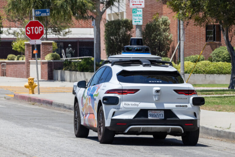 waymo-partners-with-via-to-add-robotaxis-to-phoenix-suburb’s-public-transit