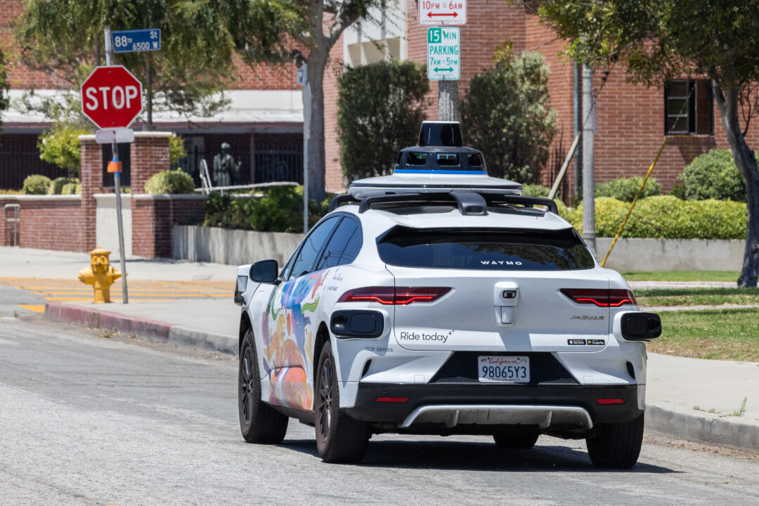 waymo-partners-with-via-to-add-robotaxis-to-phoenix-suburb’s-public-transit