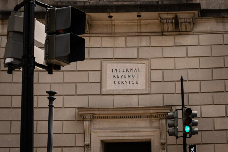 irs-announces-2026-tax-bracket-updates,-inflation-based-adjustments