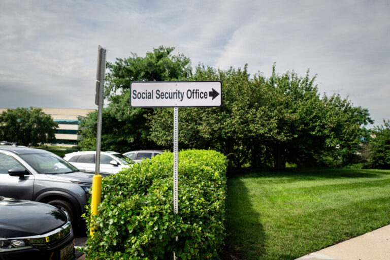 gen-x-workers-staring-down-a-‘retirement-crisis,’-apollo-chief-economist-warns