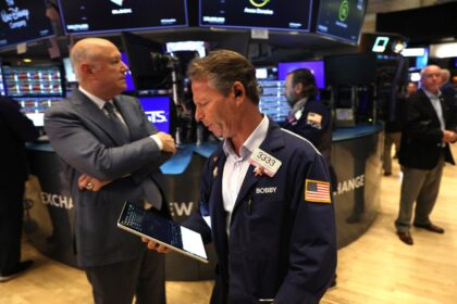 wall-street-review:-stocks-sell-off-amid-renewed-us–china-trade-tensions