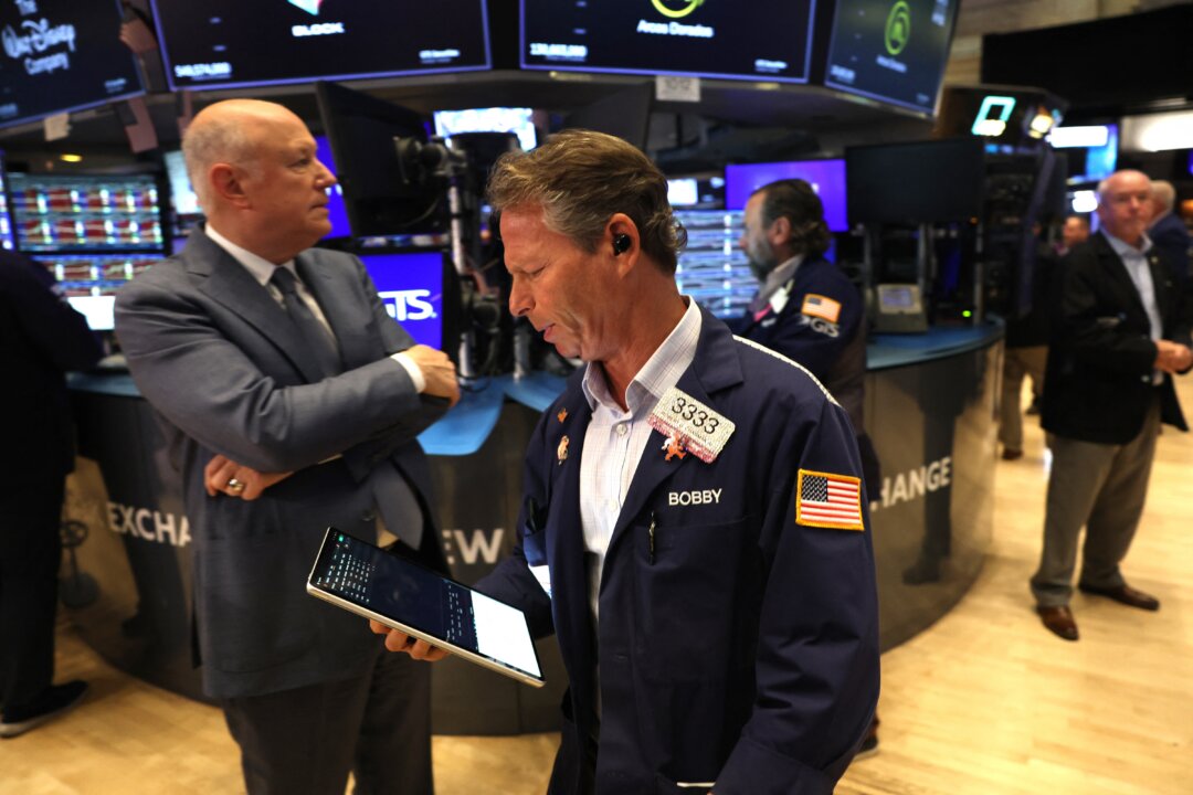 wall-street-review:-stocks-sell-off-amid-renewed-us–china-trade-tensions