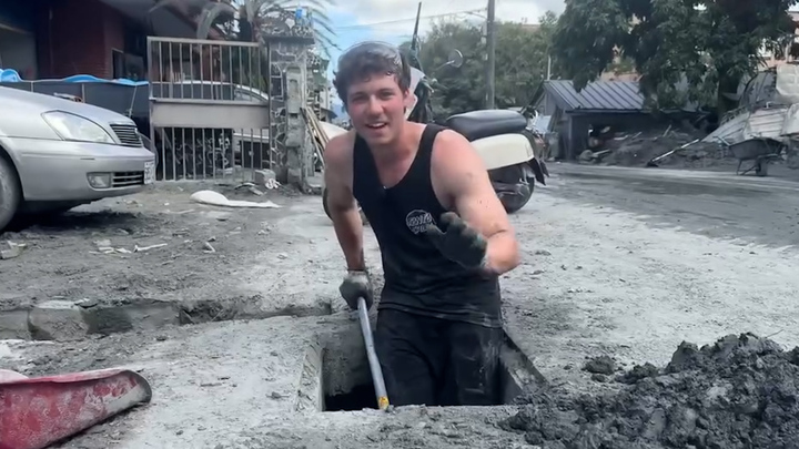 ‘shovel-superman’’:-alberta-man-uses-vacation-to-help-clean-up-floods-in-taiwan