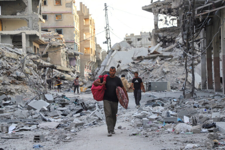 gaza-cease-fire-holds-ahead-of-hostage-release,-trump-visit
