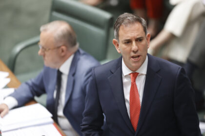 australia’s-budget-to-stay-in-the-red-until-the-2030s,-mid-year-outlook-shows