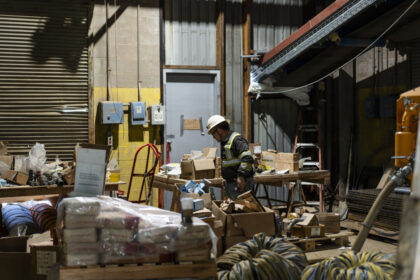 us-manufacturing-growth-extends-in-december-but-momentum-slows-as-orders-fall