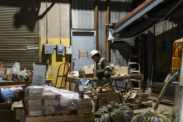 us-manufacturing-growth-extends-in-december-but-momentum-slows-as-orders-fall