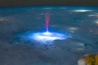 breaking-news!-giant-jet-over-us-discovered